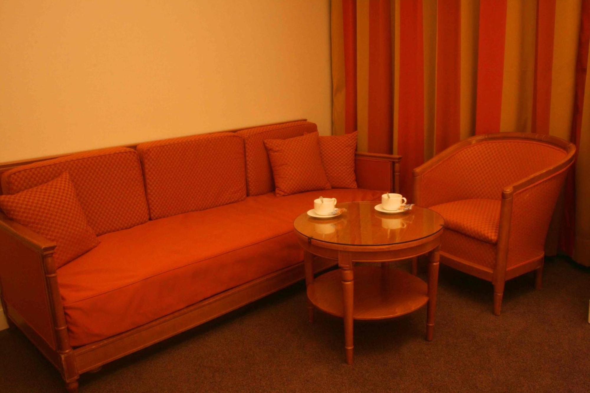 Le Grand Monarque Otel Melun Dış mekan fotoğraf