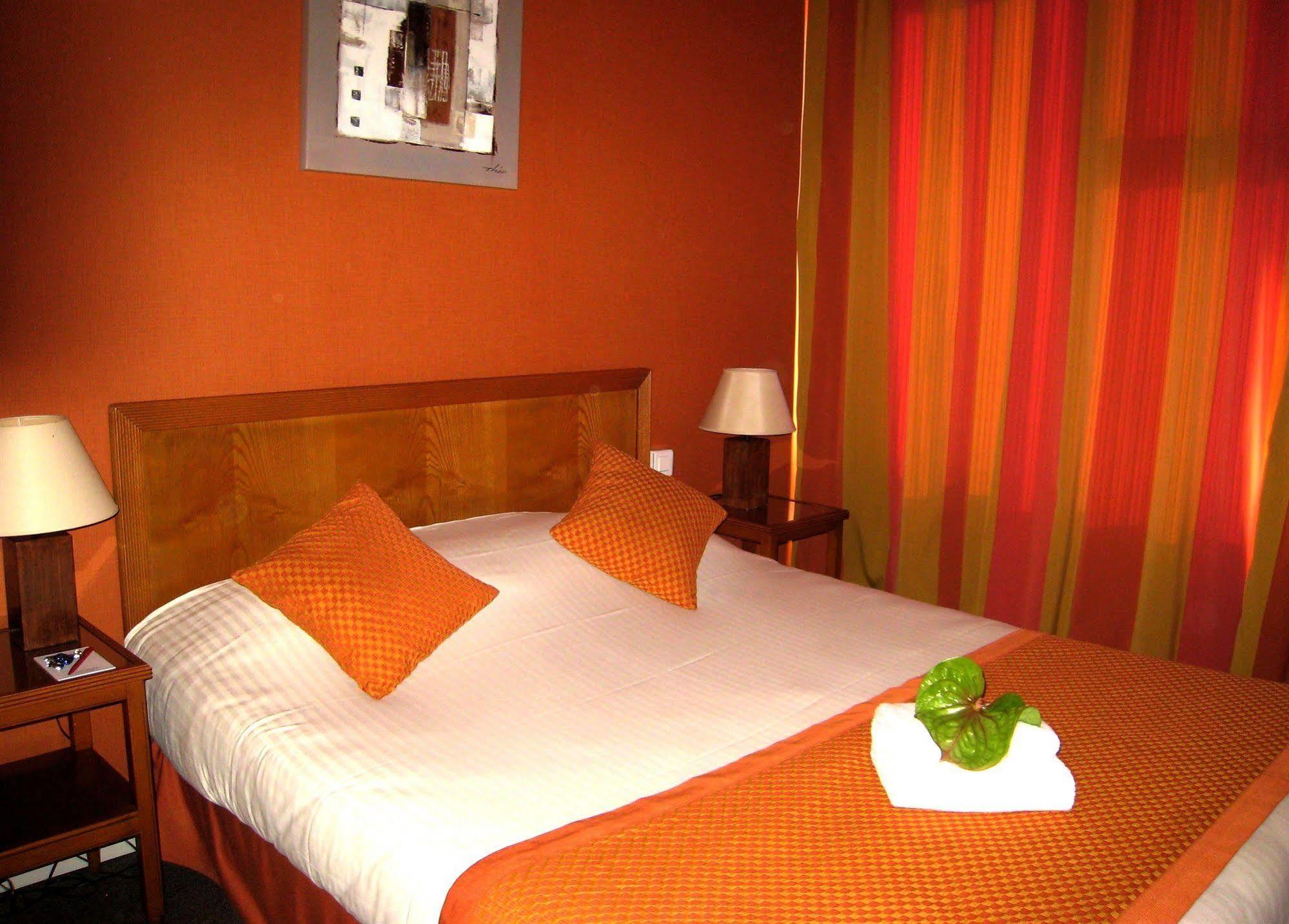 Le Grand Monarque Otel Melun Dış mekan fotoğraf